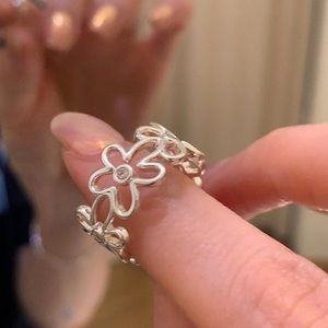 Silver floral zirconia chubby ring